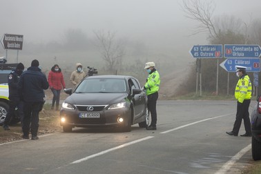 Poliţiştii au format filtre pe drumurile spre mănăstire
