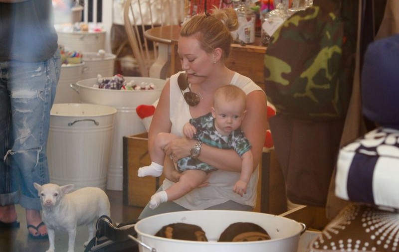 Ce drăgălaș e fiul lui Hilary Duff! Seamănă leit cu mama lui | FOTO