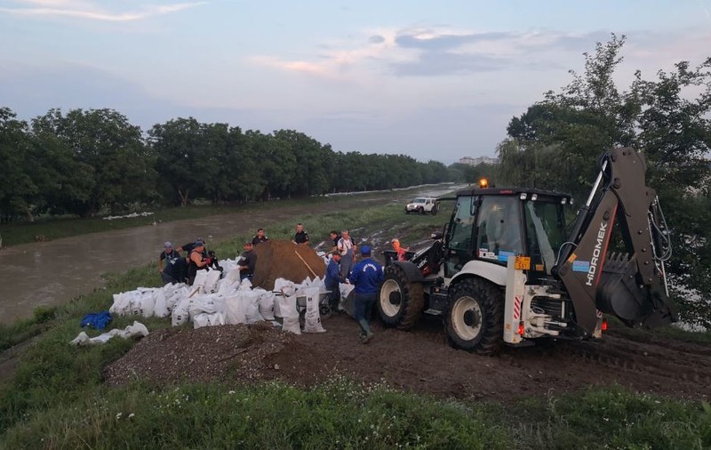 FOTO / Pericol de inundații în Bacău. Măsurile luate de autorități