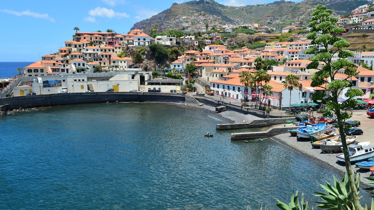 Un port în Camara de Lobos pe insula Madeira.