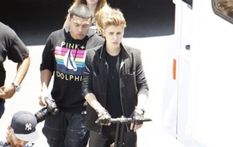 Ce adidaşi de cocalar are Justin Bieber! | FOTO