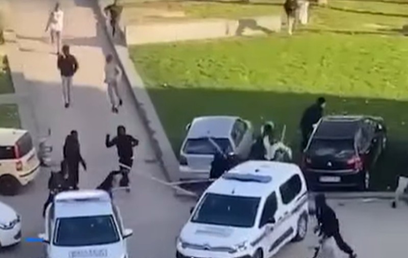 Momentul în care treizeci de indivizi atacă două mașini de Poliție în Franța