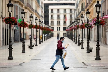 Un tânăr, pe străzile goale din orașul Malaga