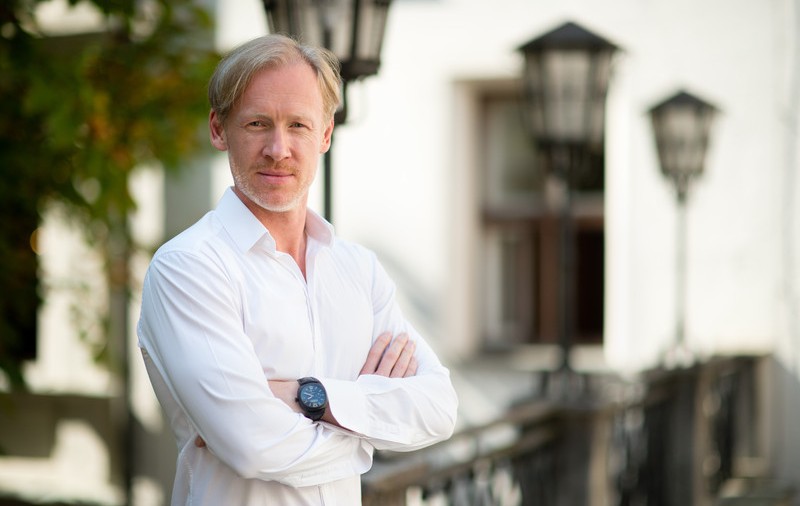 El ar fi iubitul fiicei mici a lui Vladimir Putin. Poartă același nume cu al președintelui Ucrainei și locuiește în Germania