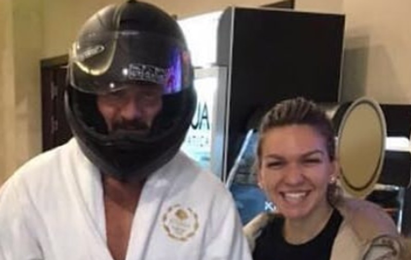Simona Halep i-a dăruit o cască de motociclist lui Bogdan Stelea. Reacția fostului fotbalist