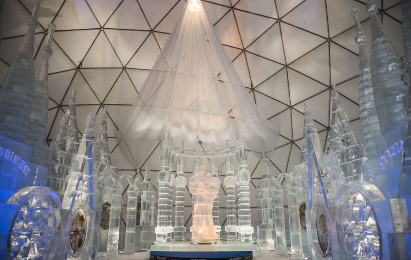 FOTO| Celebra catedrală Sagrada Familia Gaudi a fost reprodusă din gheață în Slovacia