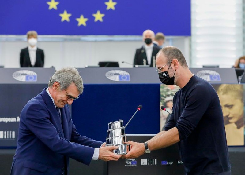 Președintele Parlamentului European îi oferă regizorului român Alexander Nanau premiul LUX Audience Award | Foto: EPA