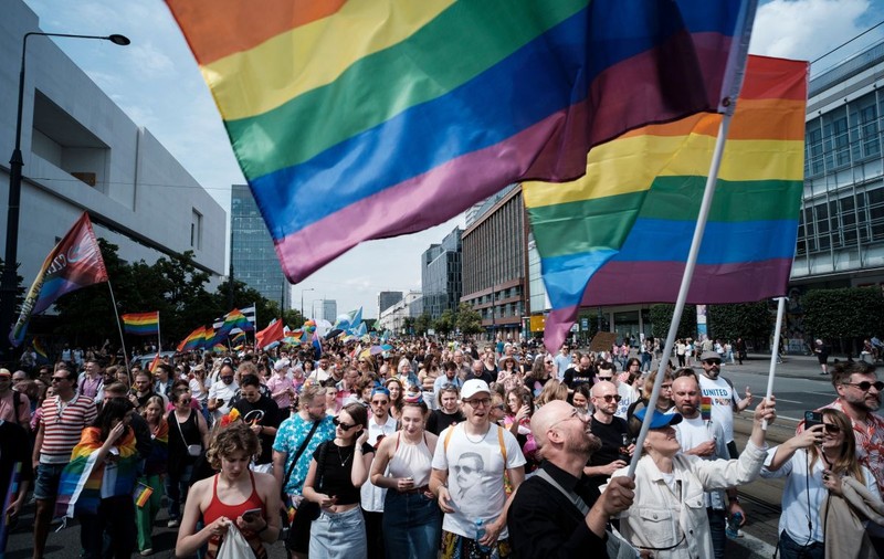 Polonia: liderul unui partid extremist aflat pe val înaintea alegerilor, surprins într-un clip în care amenința cu „un registru al persoanelor LGBT”