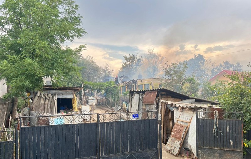 Incendiu de proporții în Dolj. 7 case au fost cuprinse de flăcări