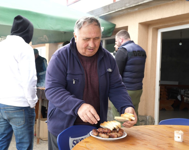 Micii sfârâie, berea curge, iar românii se împart în două tabere de 1 Mai. Ce spun cifrele și cine e regele sărbătorii
