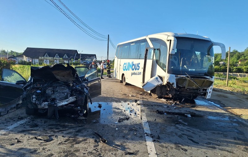 Autocar cu mineri lovit în plin de un Audi pe contrasens, în Mehedinți, după ce unul dintre șoferi ar fi adormit la volan