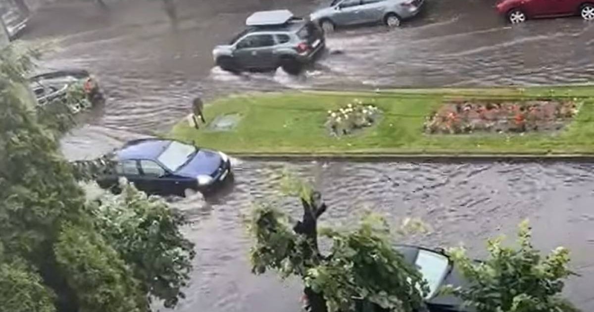 Un bulevard din Onești a fost inundat vineri seara, mașinile circulă prin apă