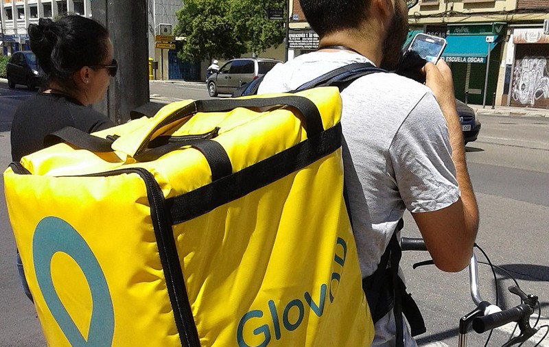 Achiziția surpriză făcută de Glovo, firma de livrări mâncare prezentă și în România. Atacă direct rivalul Uber Eats