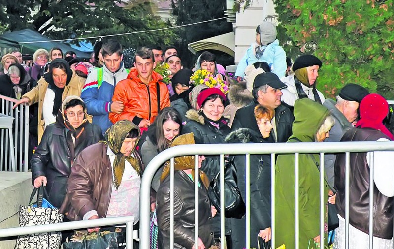 Stau câte 20 de ore la coadă la moaşte