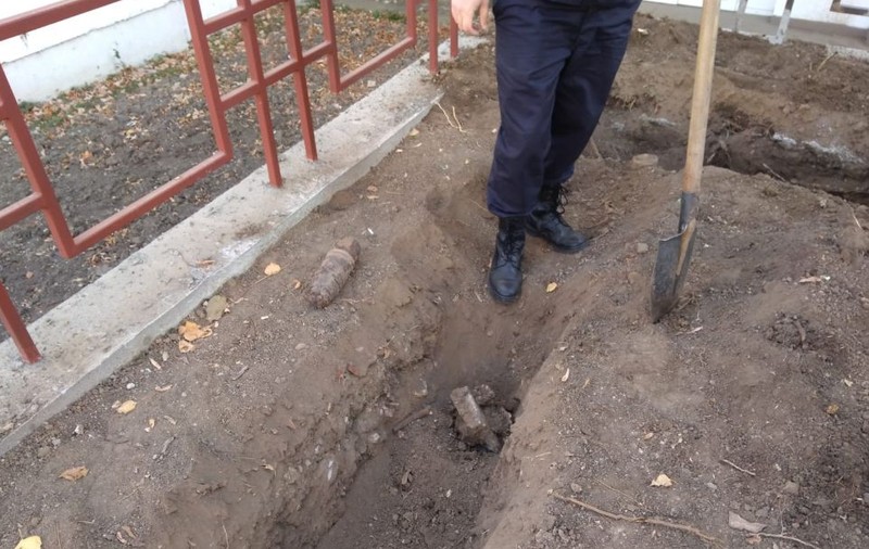 FOTO/ Bombă descoperită lângă o grădiniță din Vaslui. Un deținut a fost cel care a găsit-o