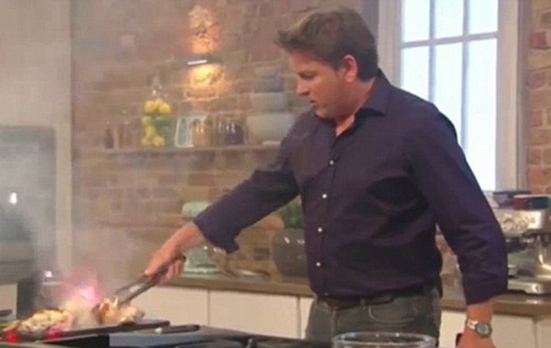 Gafă în direct! Ce a păţit un chef, în timp ce gătea într-o emisiune TV | VIDEO