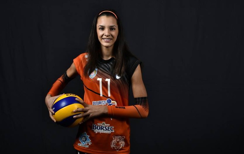 La doar 13 ani, Alexia Căruțașu, fiica de foști baschetbaliști, joacă volei în Divizia A1 la CSM București, deținătoarea Cupei Challenge!