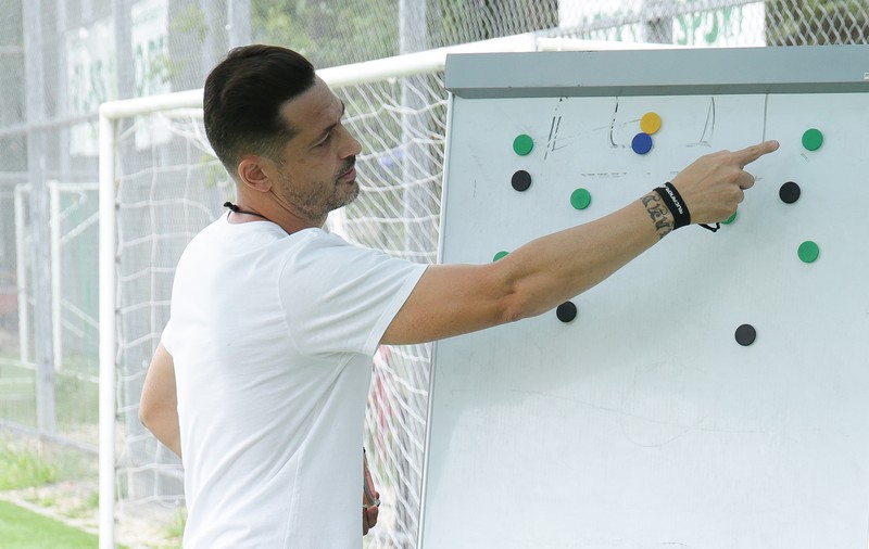 FRF a anunțat notele celor 19 candidați admiși la cursurile pentru obținerea licenței UEFA PRO. Mirel Rădoi, premiant