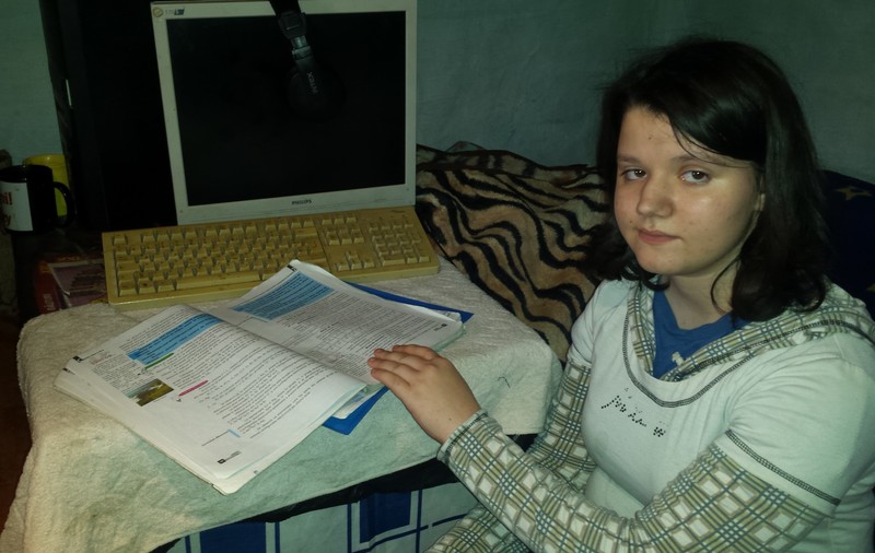 Au ajuns să trăiască din mila vecinilor după ce au fost alungate de acasă! Povestea emoţionantă a unei fetiţe care vrea să devină jurnalist! GALERIE FOTO