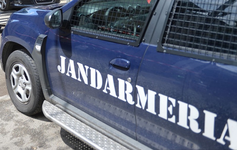 Jandarmii din București fac glume deplasate cu tinere „săltate” în dubă pentru că poartă la ele spray care să le apere de agresori: „Hai să le ducem la Vama Veche!”