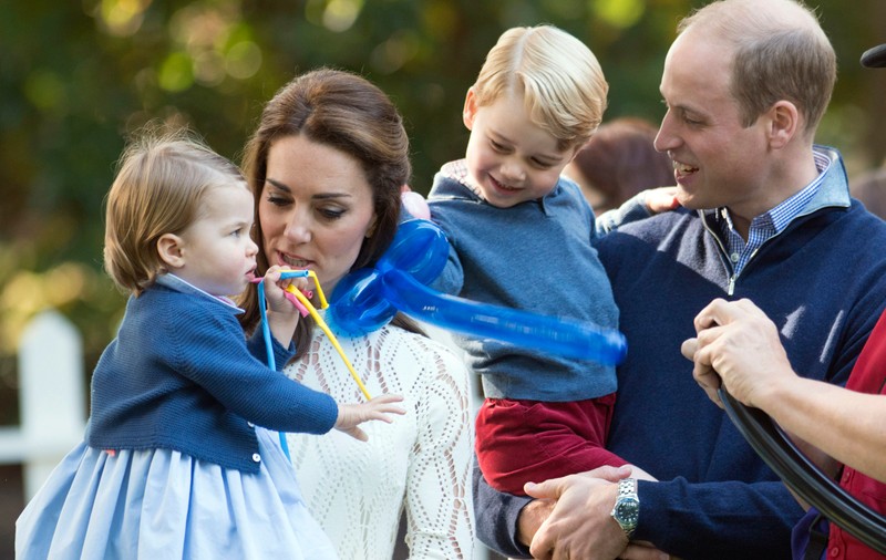 Kate Middleton a născut al treilea copil, un băiat