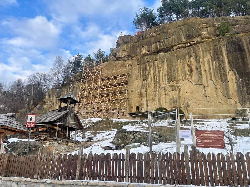 Mănăstirea Corbii de Piatră este menționată ca un obiectiv turistic important. Foto: Florentin Sturzeanu