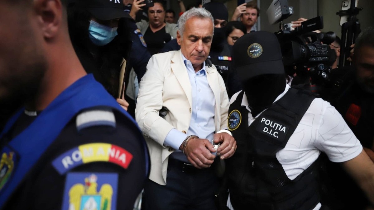 Călin Georgescu a ieșit încătușat din sediul DIICOT, după ce a fost reținut 24 de ore. Foto: Dumitru Angelescu / Libertatea