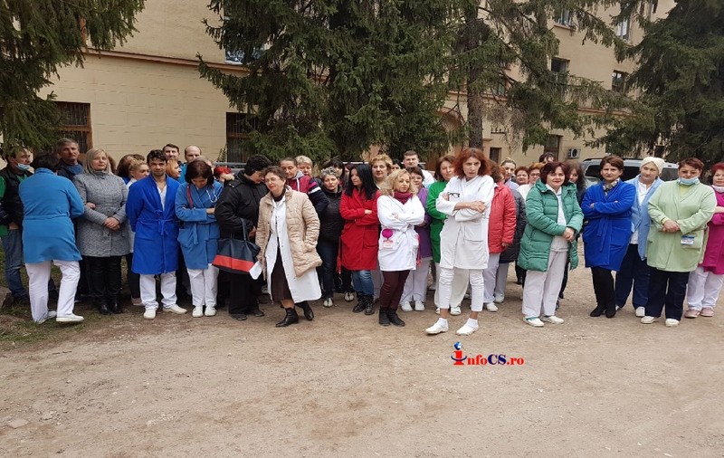 VIDEO | Protest la Spitalul Județean Reșița. Ce nemulțumiri au oamenii