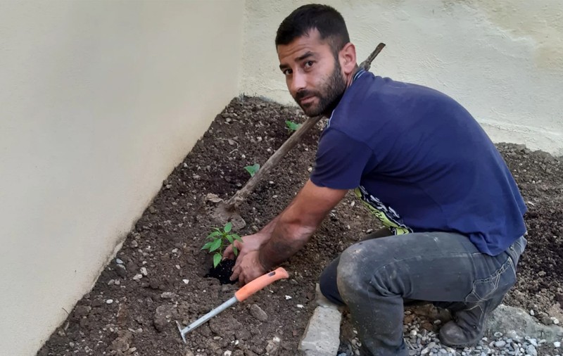 Un grădinar român descrie viața de acum din Italia: Bătrânii te invită la cafea, mâncarea s-a ieftinit și polițiștii te ajută să nu iei amendă