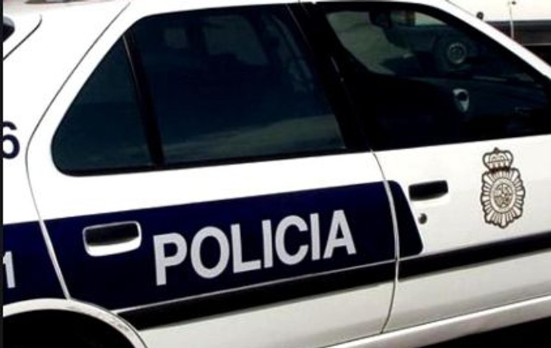 Un tânăr de 20 de ani s-a aruncat de la etajul trei cu o fetiță de un an și jumătate în brațe