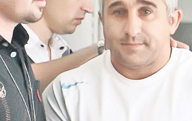 Ziua, bărbat model, noaptea, pedofil pervers