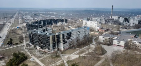 „Aproximativ 90% din clădirile din Mariupol au fost distruse”, au anunțat autoritățile locale. Imagine din 18 martie 2022. Foto: Profimedia