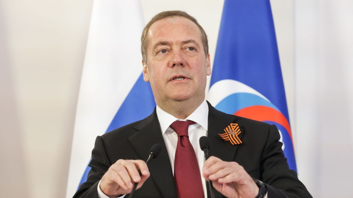 Dmitri Medvedev vorbește în cadrul unei conferințe de presă cu ocazia Zilei Victoriei, la Moscova, Rusia, 8 mai 2025