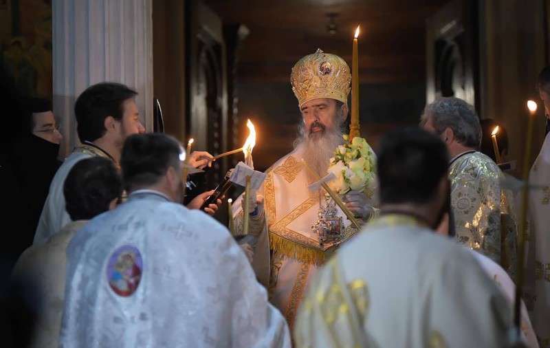 Slujba de Înviere, ținută a doua oară în județul Constanța, “pentru a repara un neajuns”. Când sunt chemați credincioșii să ia Lumină de la biserică