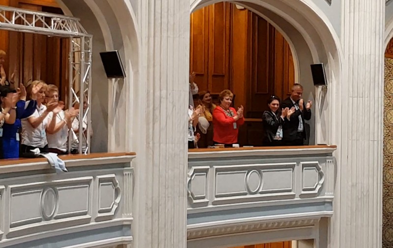 EXCLUSIV/ Susținătorii PSD, în balcon, în Parlament. Opoziția, interzis la invitați. Un deputat s-a dus la simpatizanții Guvernului
