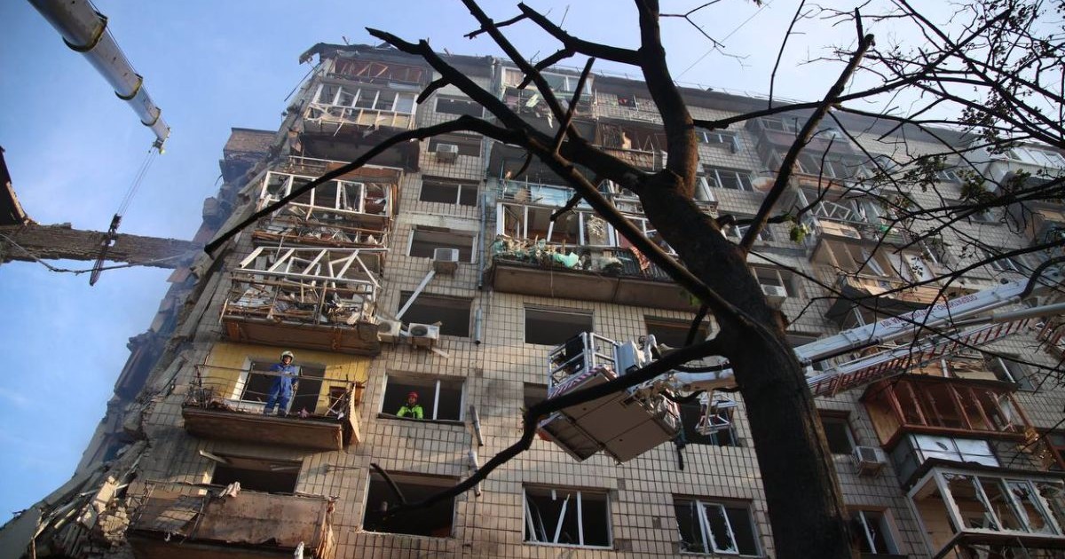 imagine du darâmături, un bloc in ruine si un copac ars, uscat