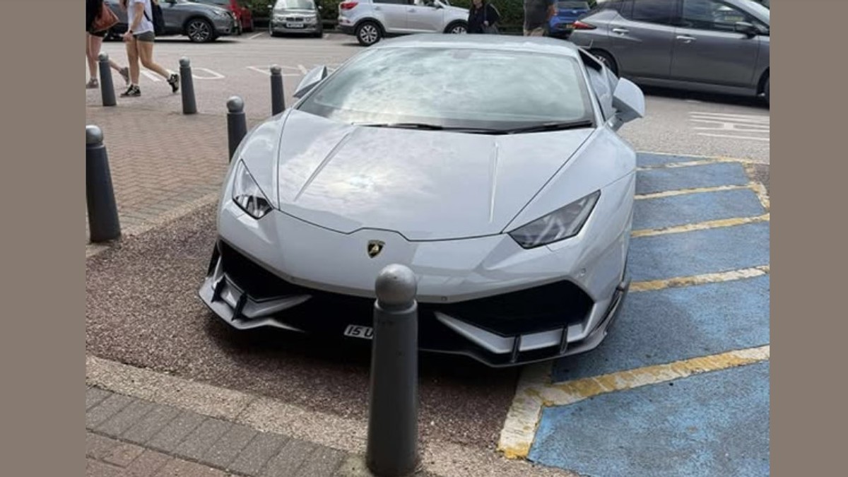 Lamborghini parcat pe un loc rezervat persoanelor cu dizabilități, în Marea Britanie Foto: Facebook/ Spotted Torquay