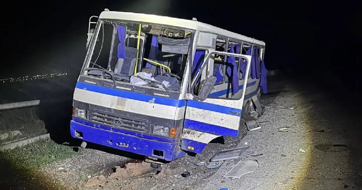 Un autobuz avariat într-un atac cu rachete rusești asupra regiunii Odesa, care a ucis opt persoane și a rănit alte 27, în seara zilei de 19 decembrie 2025.