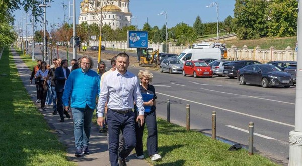 Primăria Capitalei a început în martie 2026 acțiunile de eliberare a trotuarelor de mașinile parcate neregulamentar. Foto: PMB