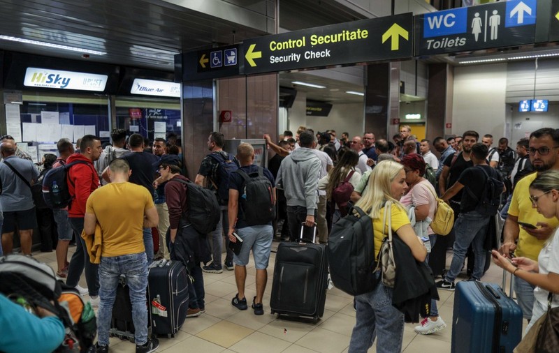 Românii din străinătate afectați de zborurile anulate ale Blue Air vor fi aduși în țară cu TAROM, anunță Guvernul