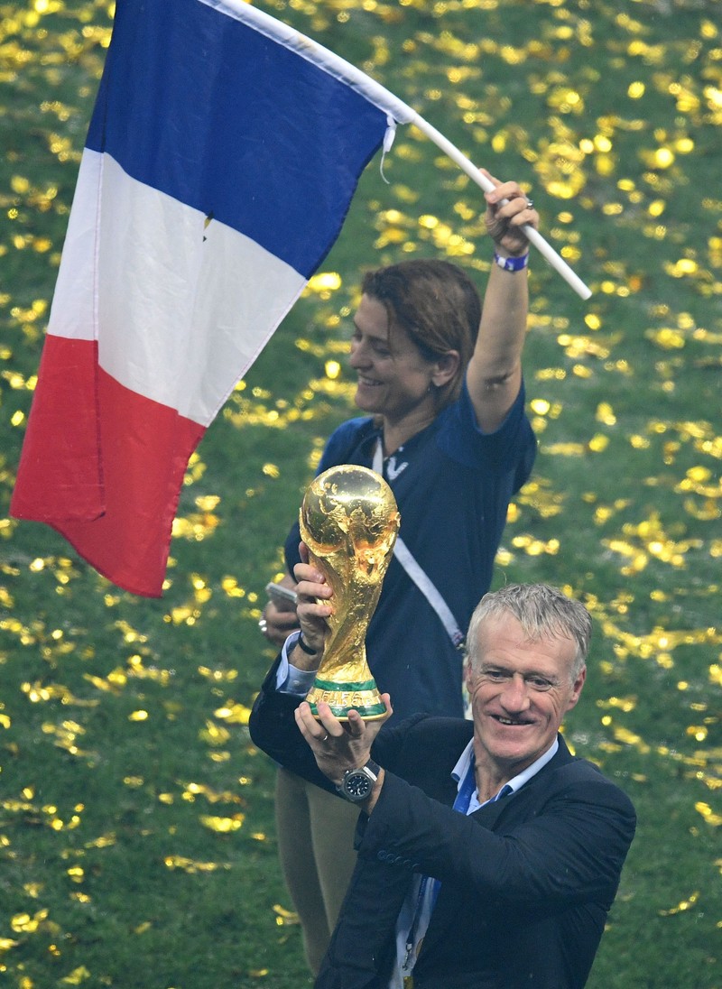 5592760 15.07.2018 France's head coach Didier Deschamps lifts the Trophy after winning the World Cup final soccer match between France and Croatia at the Luzhniki stadium, in Moscow, Russia, July 15, 2018. Alexander Vilf / Sputnik