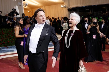 Elon Musk pe covorul roșu de la Met Gala 2022