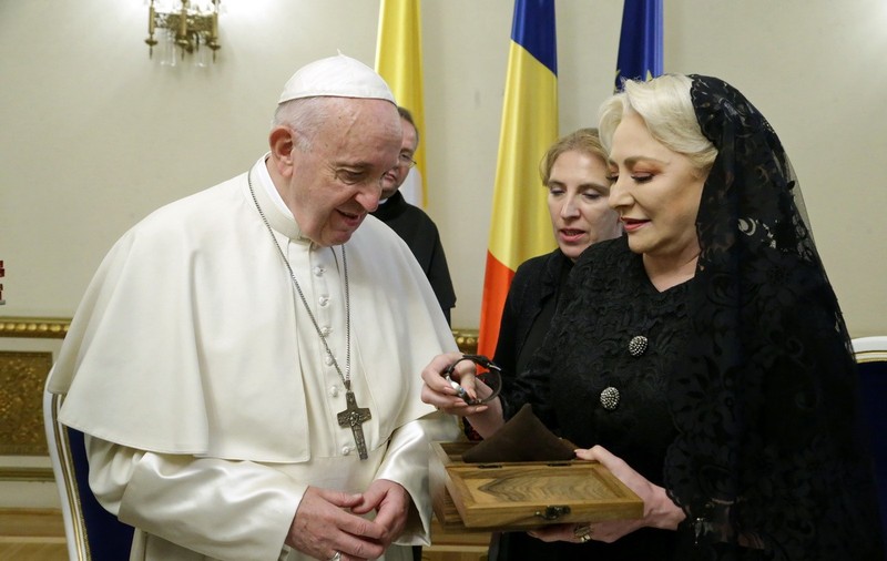 Ce cadou i-a făcut premierul Viorica Dăncilă Papei Francisc: Un ceas făcut de un român, pe care este reprezentat Sf. Francisc de Assisi / FOTO&VIDEO