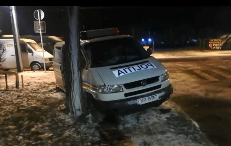 Un polițist în vârstă de 21 de ani din Vaslui a fost rănit după ce a intrat cu autospeciala într-un copac