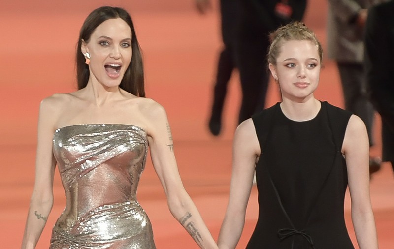 Cum arată Shiloh, fiica Angelinei Jolie și a lui Brad Pitt, după ce a renunțat la dorința de a fi băiat. S-a vopsit și e de nerecunoscut