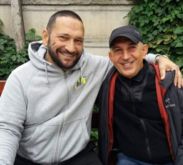 Comisarul Traian Berbeceanu și chirurgul Marius Blendea sunt prieteni din copilărie. Cei doi apar împreună în mai multe poze pe rețelele de socializare