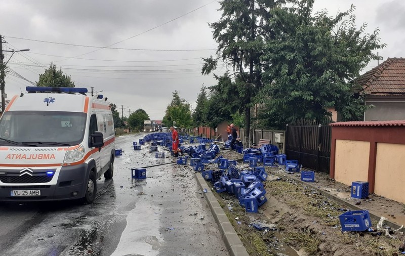 O femeie din Vâlcea, rănită, după ce zeci de lăzi cu bere au căzut dintr-un TIR