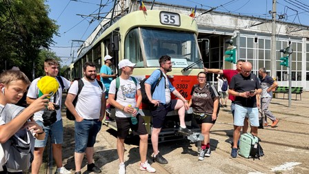 Ultima zi de circulație a tramvaielor Tatra a adunat la Depoul Militari sute de pasionați. Foto: Libertatea