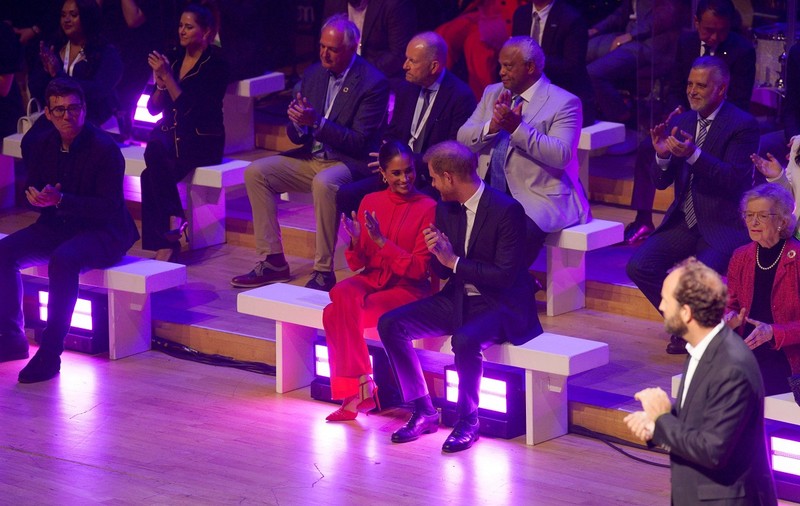 Meghan Markle și prințul Harry, înapoi în Anglia: „Ne bucurăm să fim aici”. Sunt într-un turneu european, fără vreo legătură cu casa regală