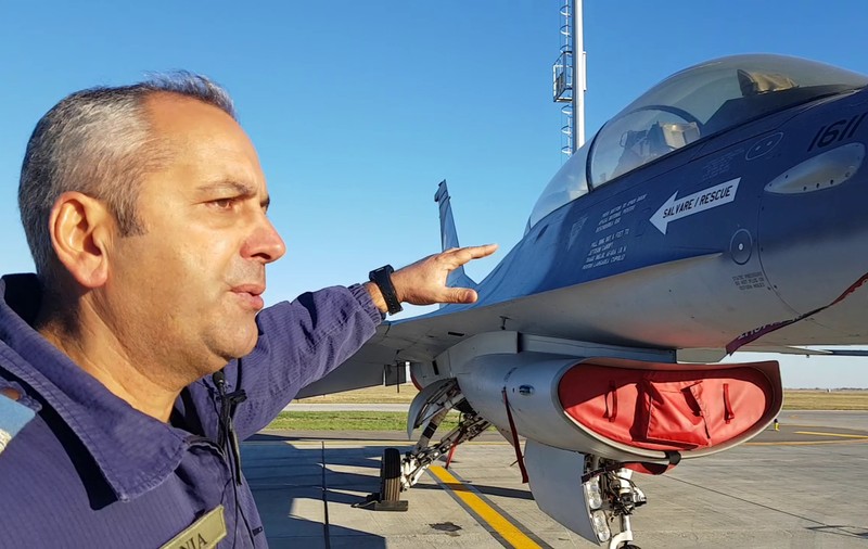 VIDEO | Povestea uimitoare a mecanicului care vorbeşte cu avioanele înainte de a le repara. Cum a ajuns un avion F16 american să fie botezat "Mirciulică"?